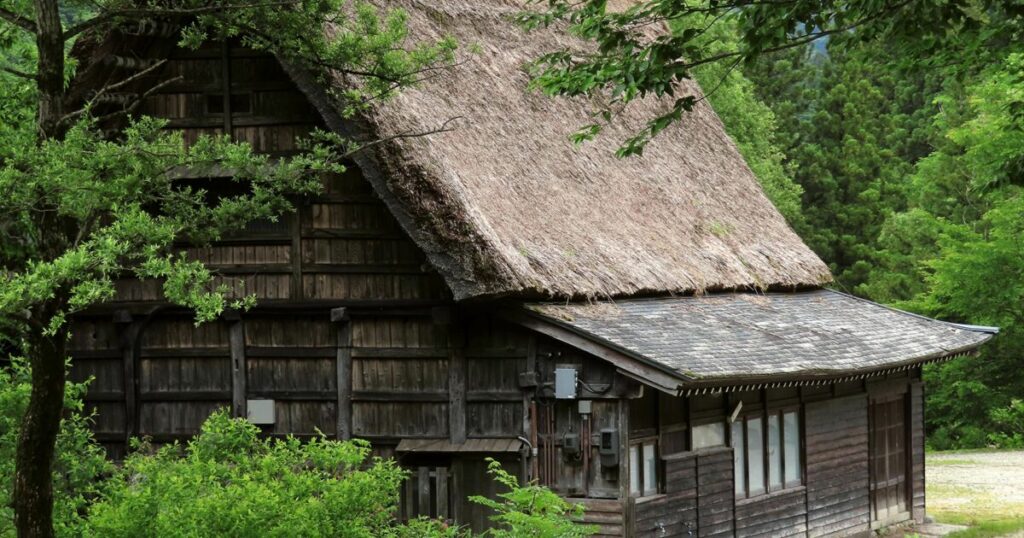 茅葺き屋根の伝統的な日本家屋