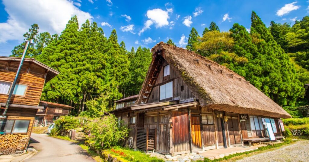 白川郷の合掌造り集落と自然