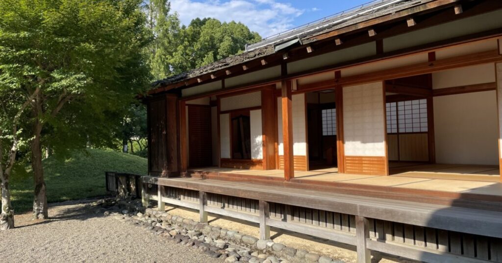 和風建築の縁側と開放的な和室