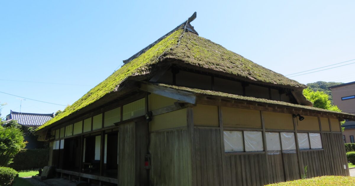 苔むした茅葺き屋根の古民家