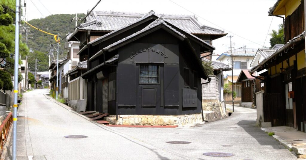 黒壁の蔵と昔ながらの町並み
