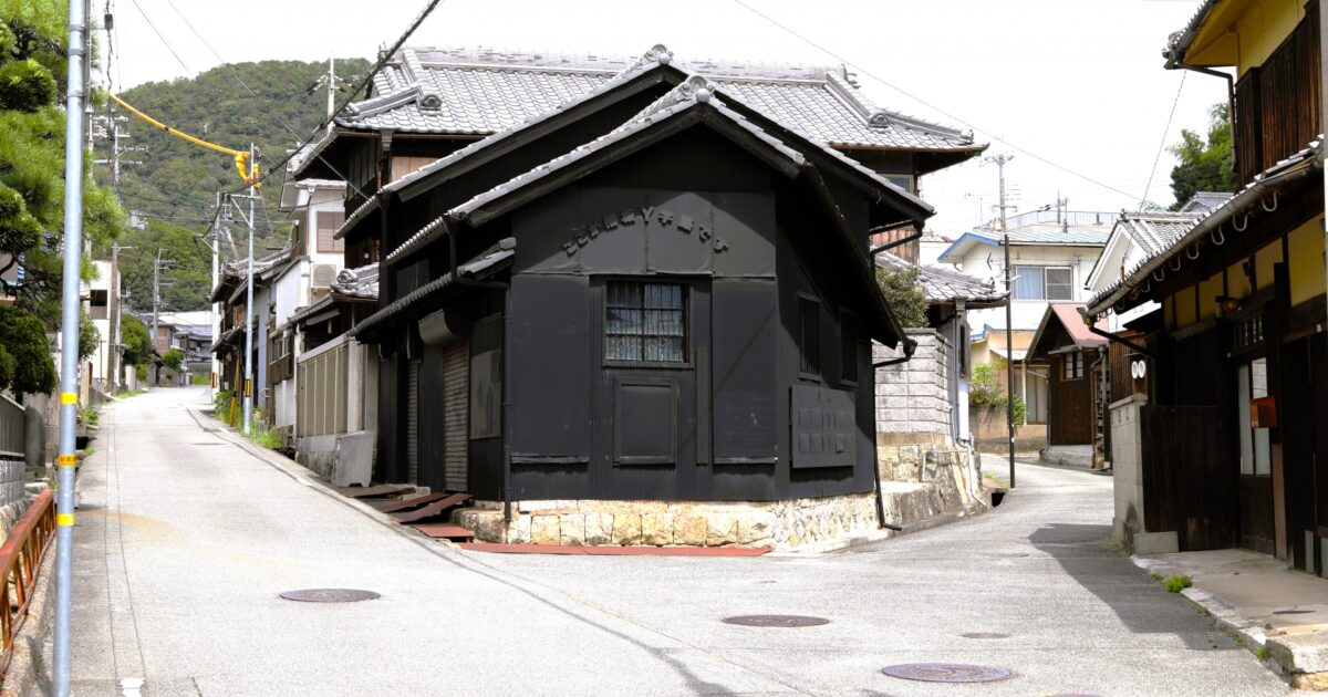 黒壁の蔵と昔ながらの町並み