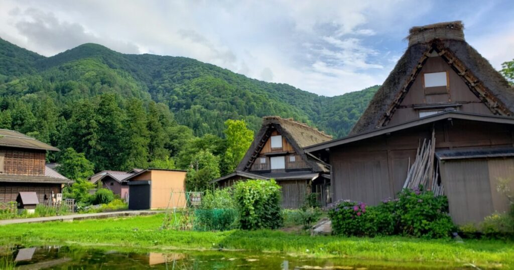 白川郷の合掌造り家屋と山並み