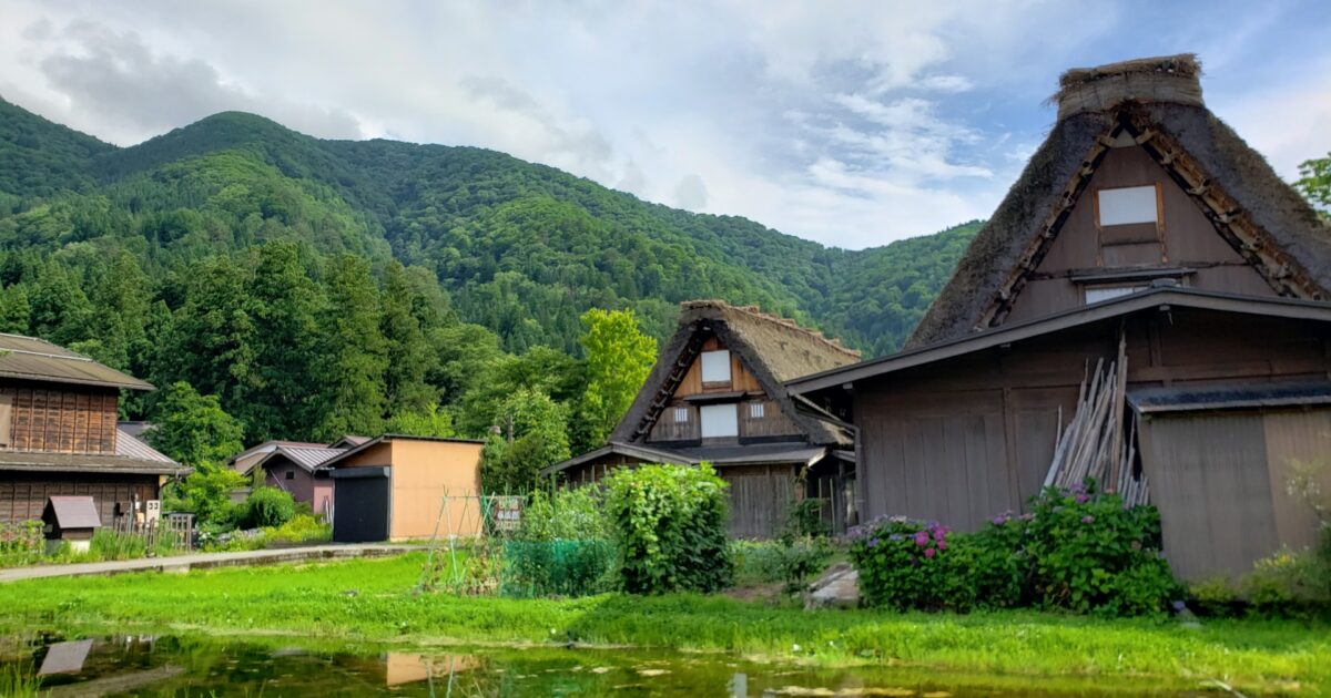 白川郷の合掌造り家屋と山並み
