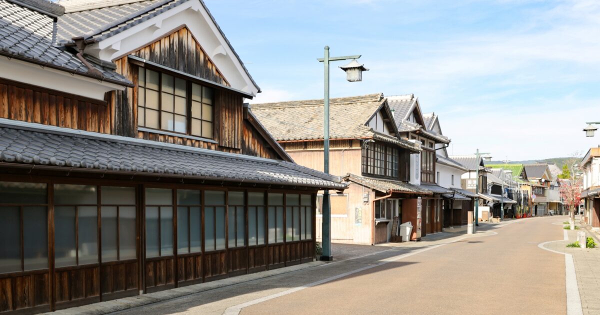歴史的な町並みと木造家屋群