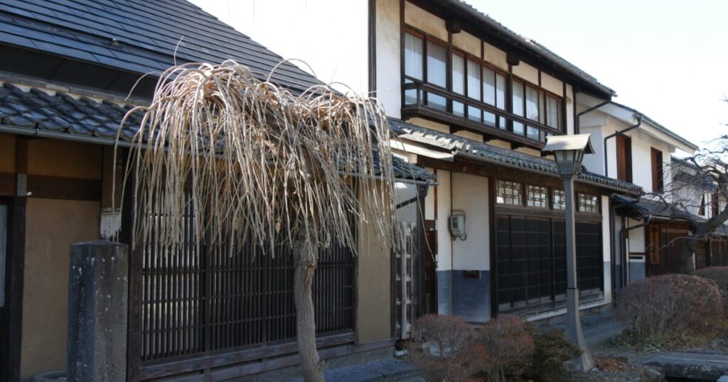 歴史的な町並みと格子戸の家屋