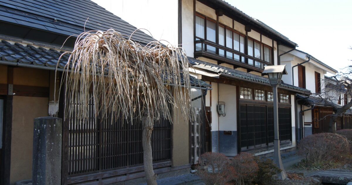 歴史的な町並みと格子戸の家屋
