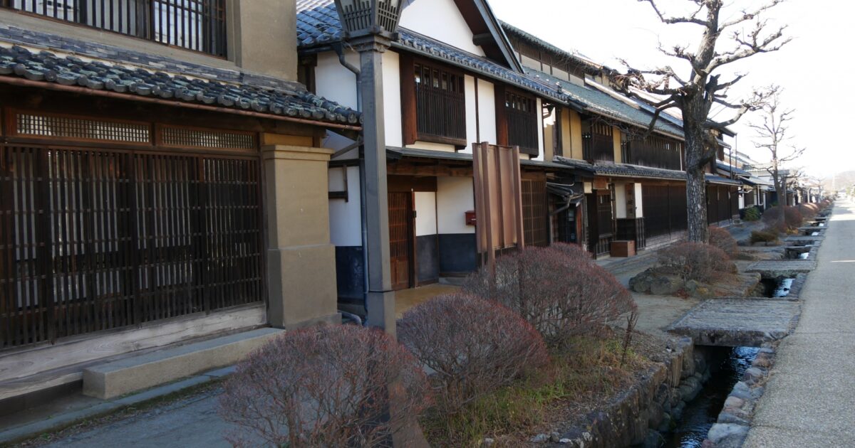 伝統的な街道沿いの古民家群