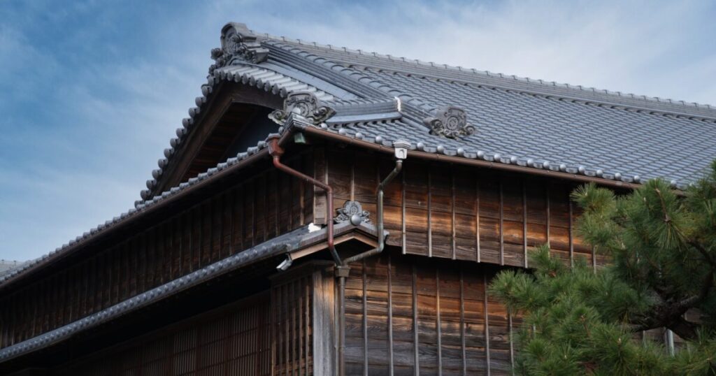瓦屋根と木造外壁の日本家屋