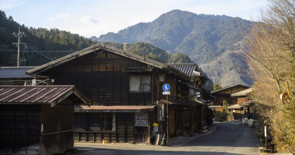 山間の集落と木造古民家