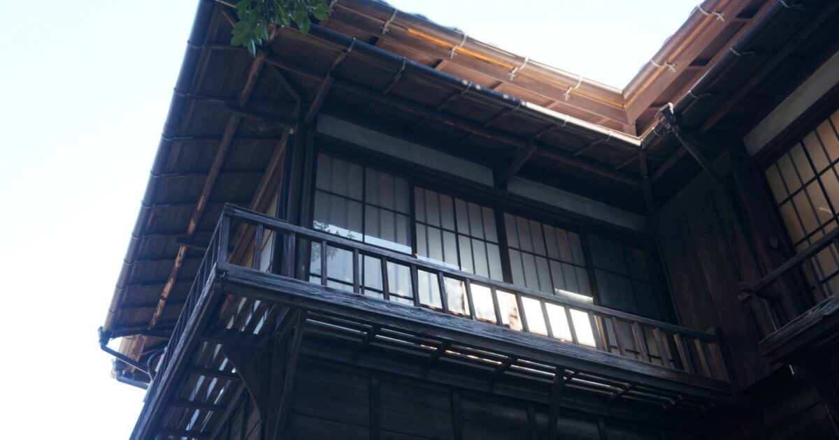 木造二階建ての伝統的な家屋