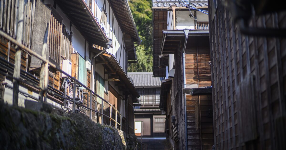 細い路地と歴史的な町並み