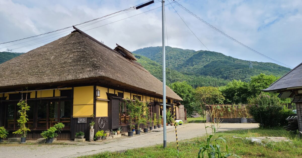 茅葺き屋根の古民家と田舎風景