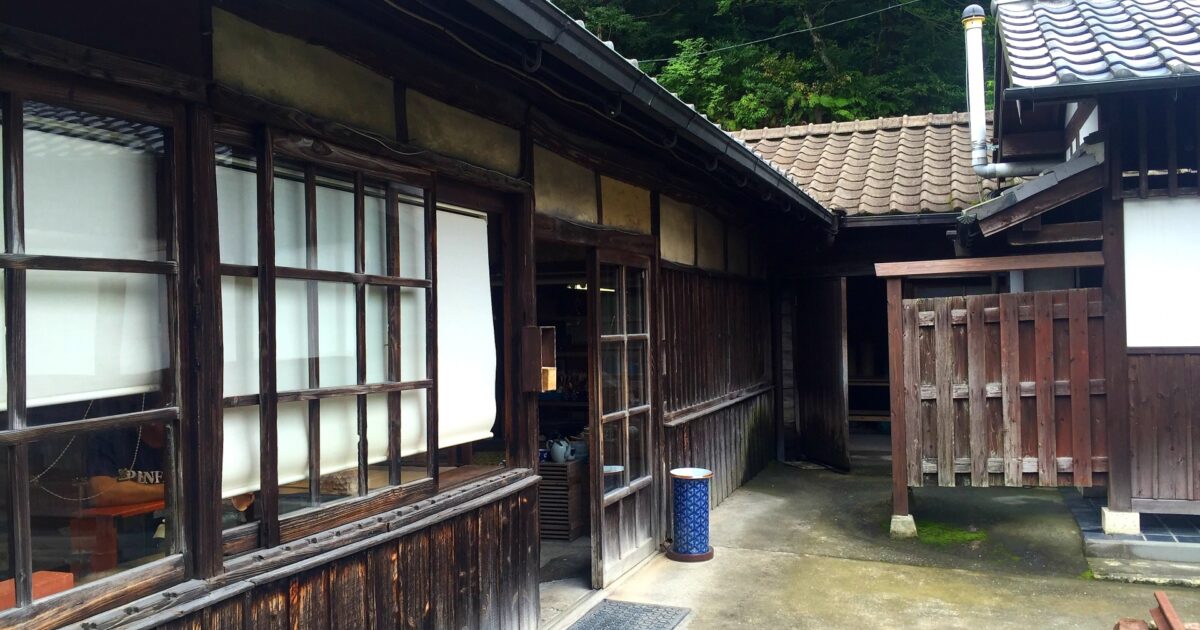 伝統的な日本家屋の木造外観