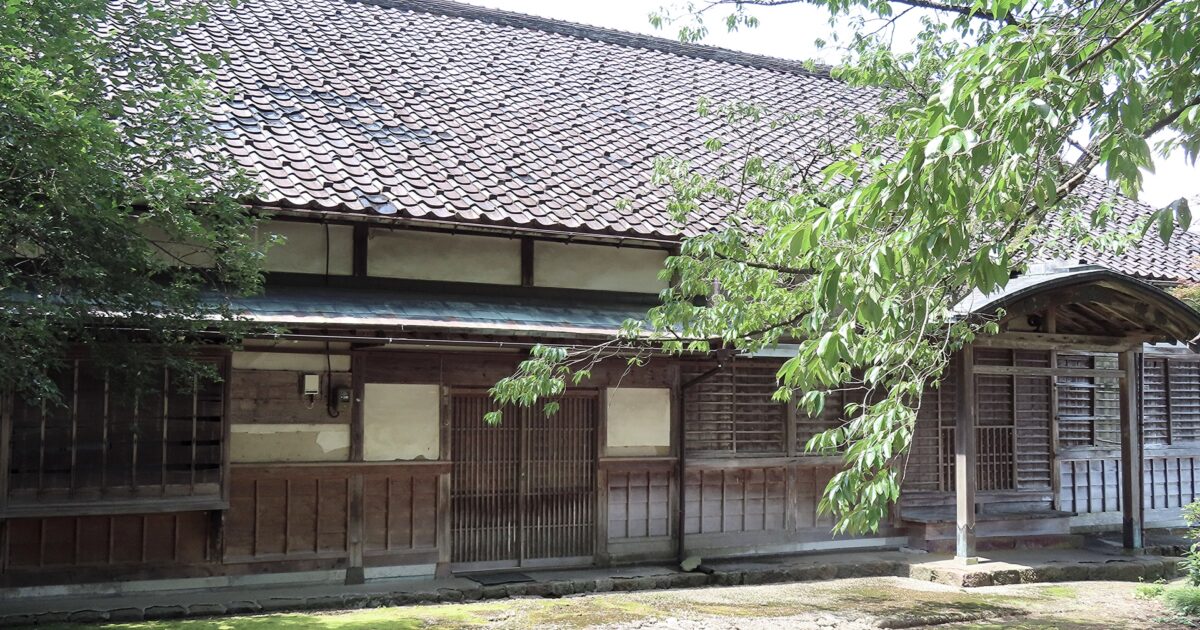 古い日本家屋と緑豊かな庭園