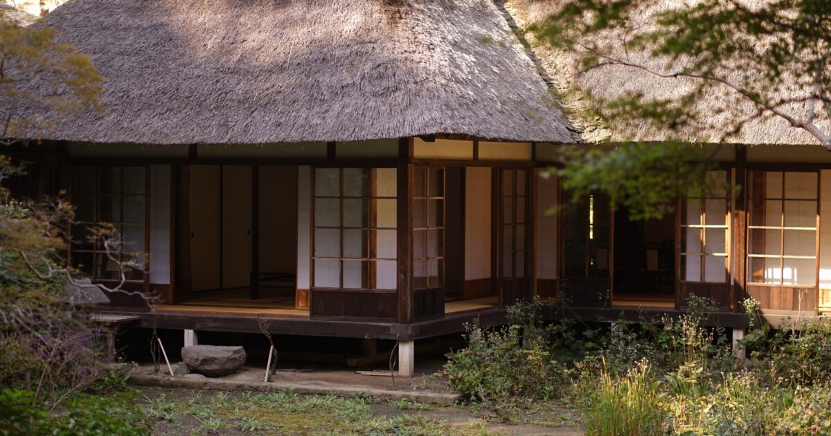 茅葺き屋根の和風家屋と庭園