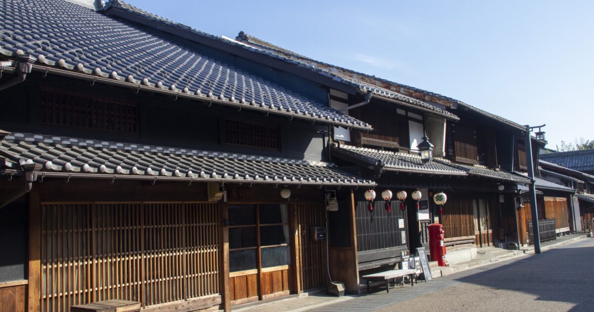 歴史的な町並みと古民家