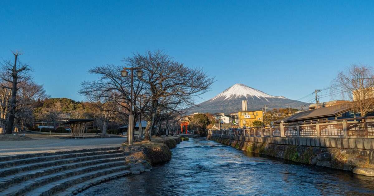 富士山と川のある日本の田舎風景