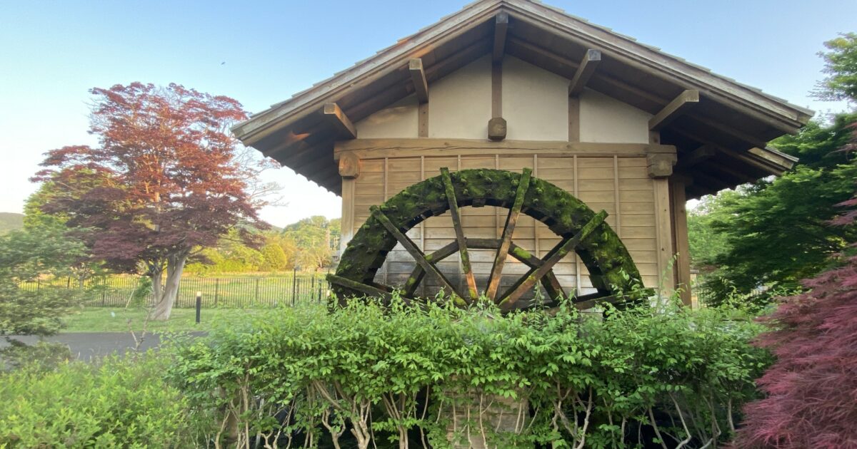 日本の農村にある古い水車小屋