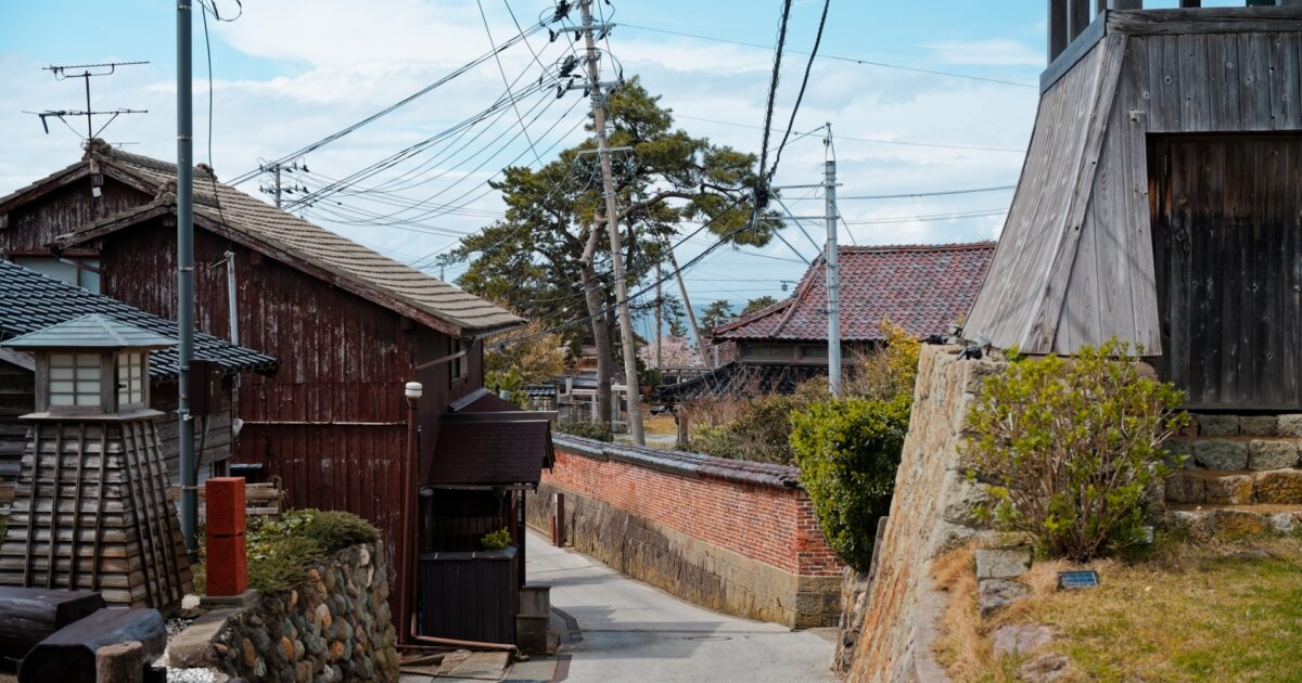 古い町並みと石畳の日本の風景