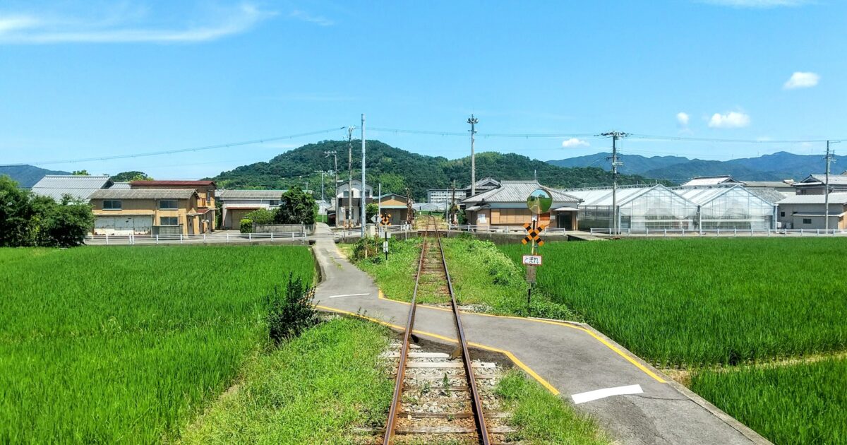 田園地帯を走る鉄道と線路の風景